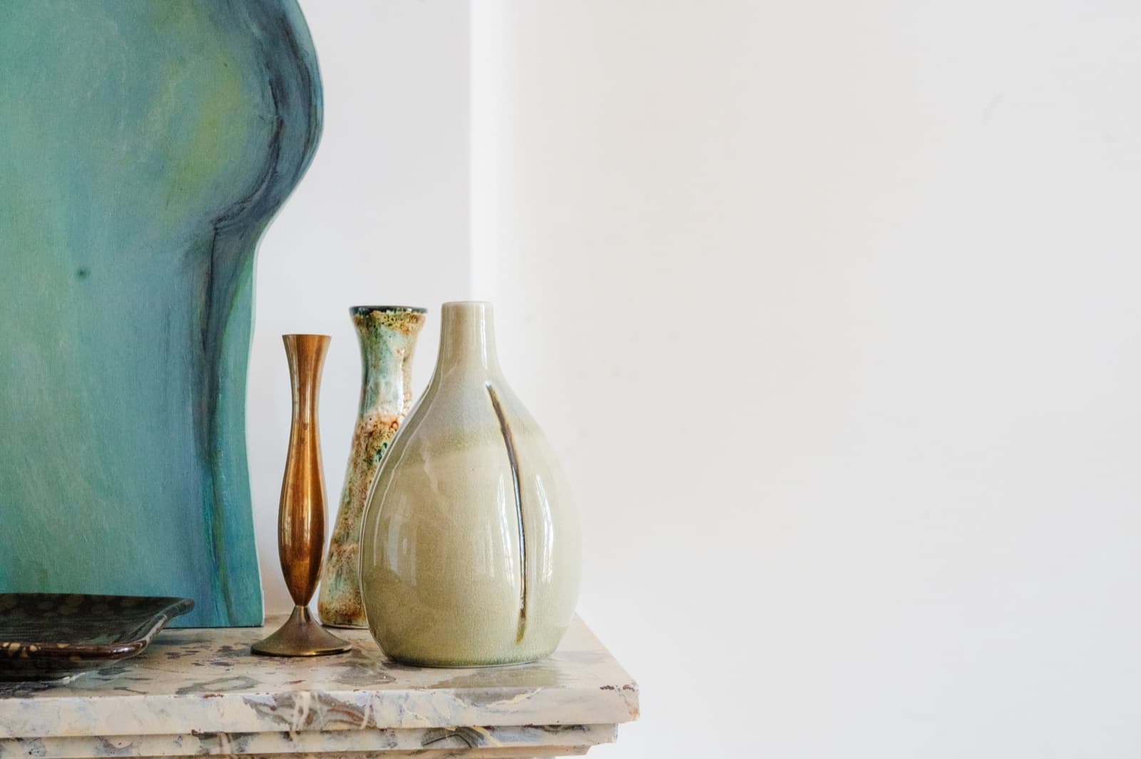 Vases et céramiques chinés posés sur la cheminée en marbre