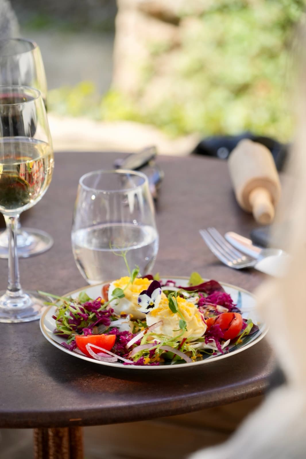 Salade fraîche et œuf poché, l'entrée servie en terrasse