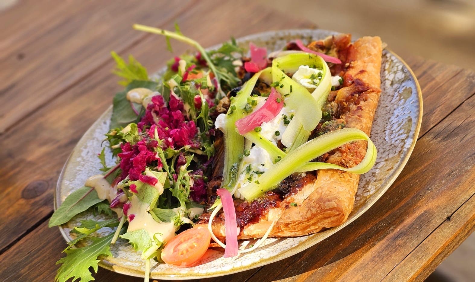 Tarte fine et sa salade colorée : copeaux d'asperge, pickles et fleurs