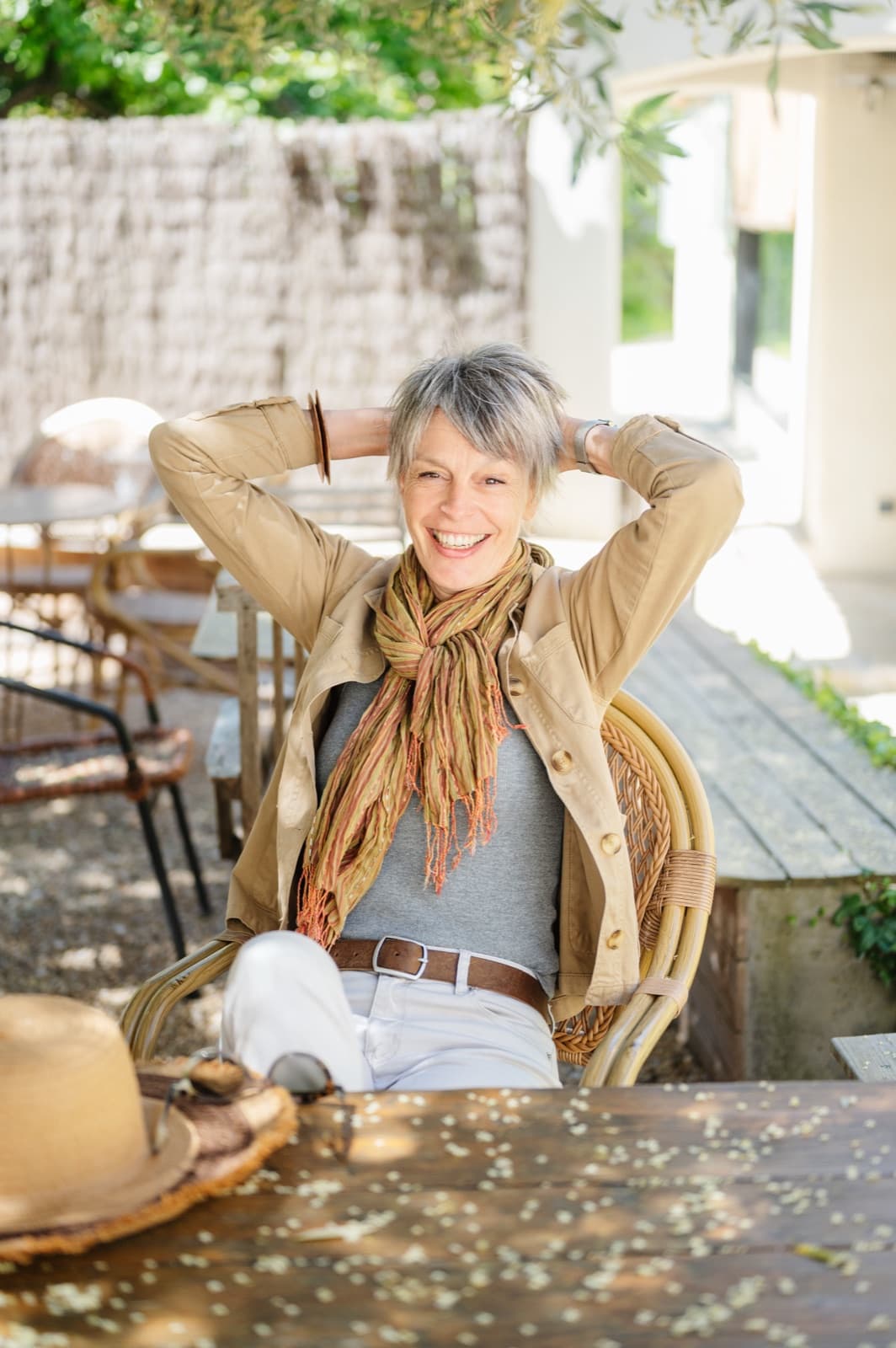 Jacqueline, fondatrice et gérante de Carnets de Voyage, souriante en terrasse