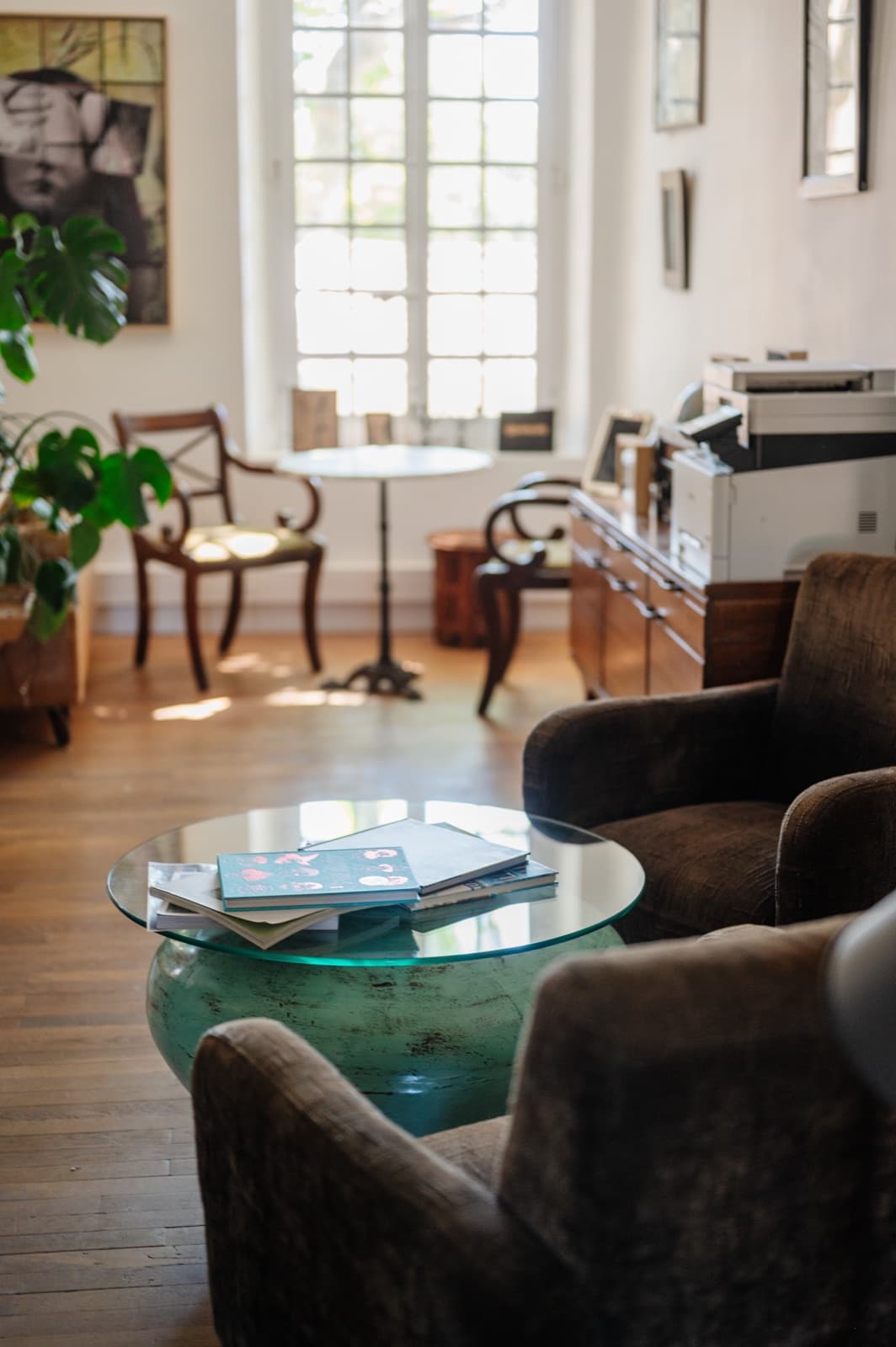 Fauteuils en velours et table basse, le coin réunions au calme