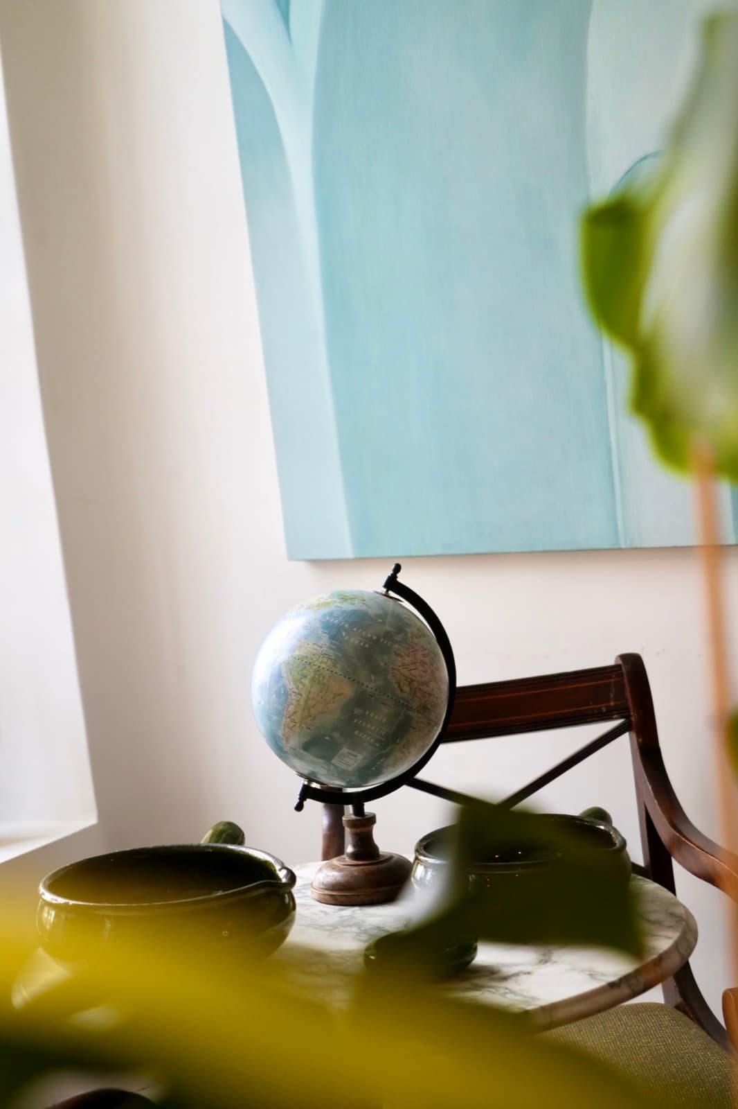 Le globe terrestre posé dans le salon, invitation au voyage