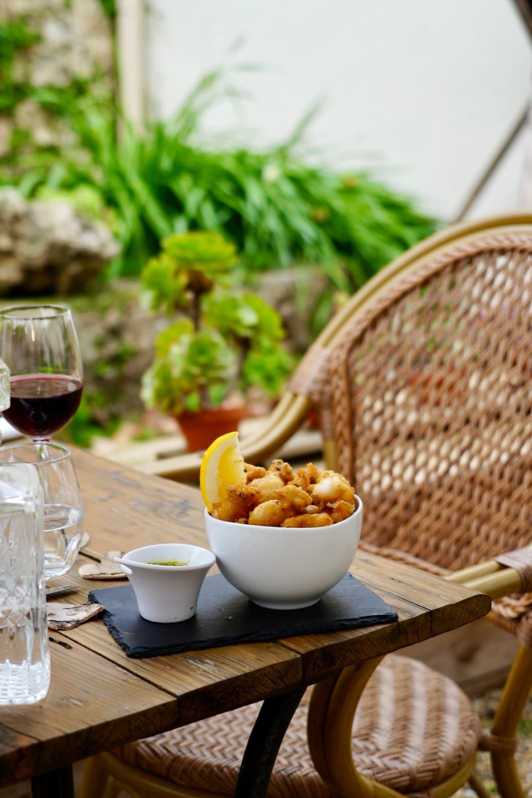 Beignets dorés au citron, servis en terrasse