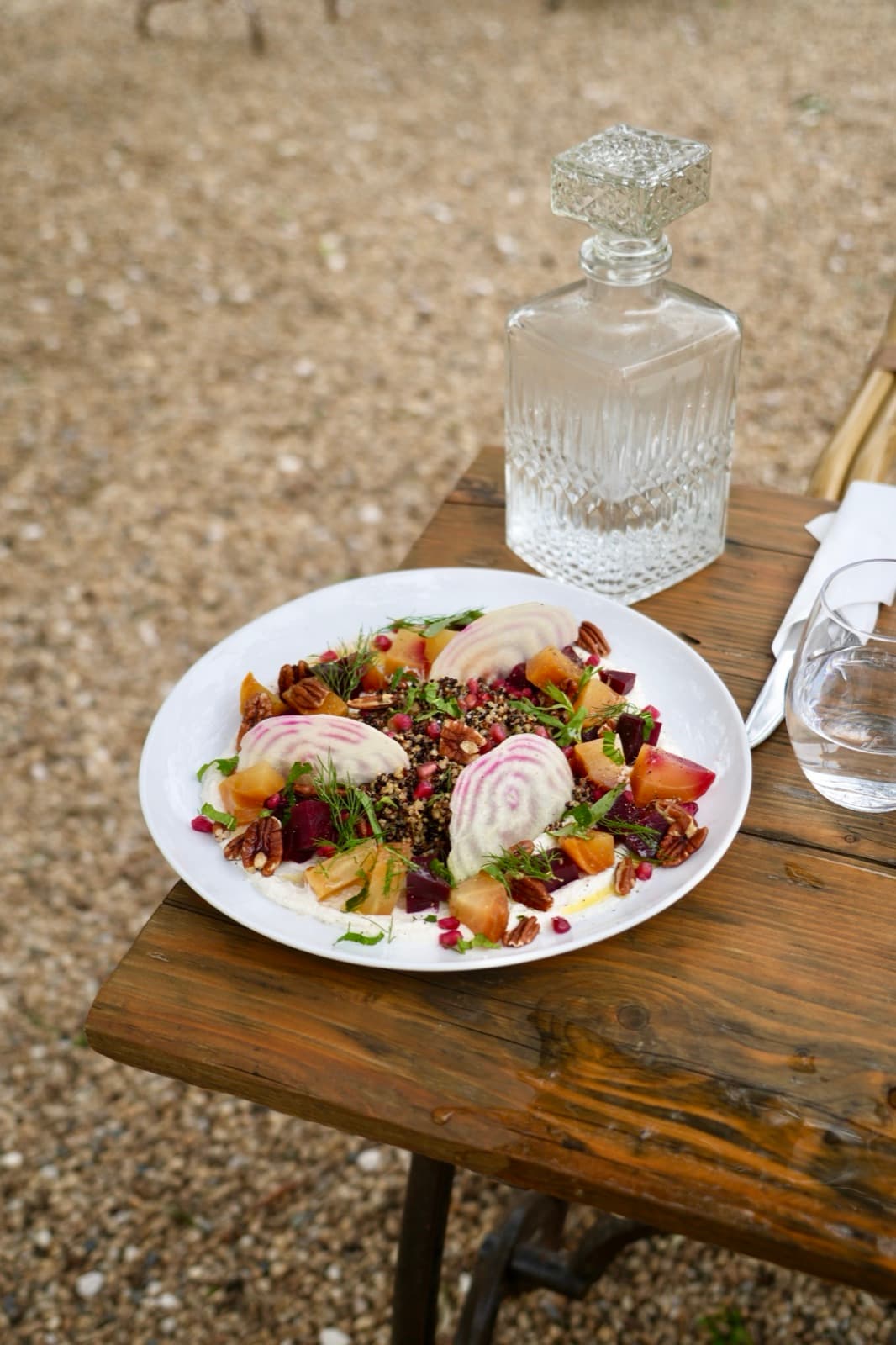 Salade de betterave, grenade et noix de pécan, servie au jardin
