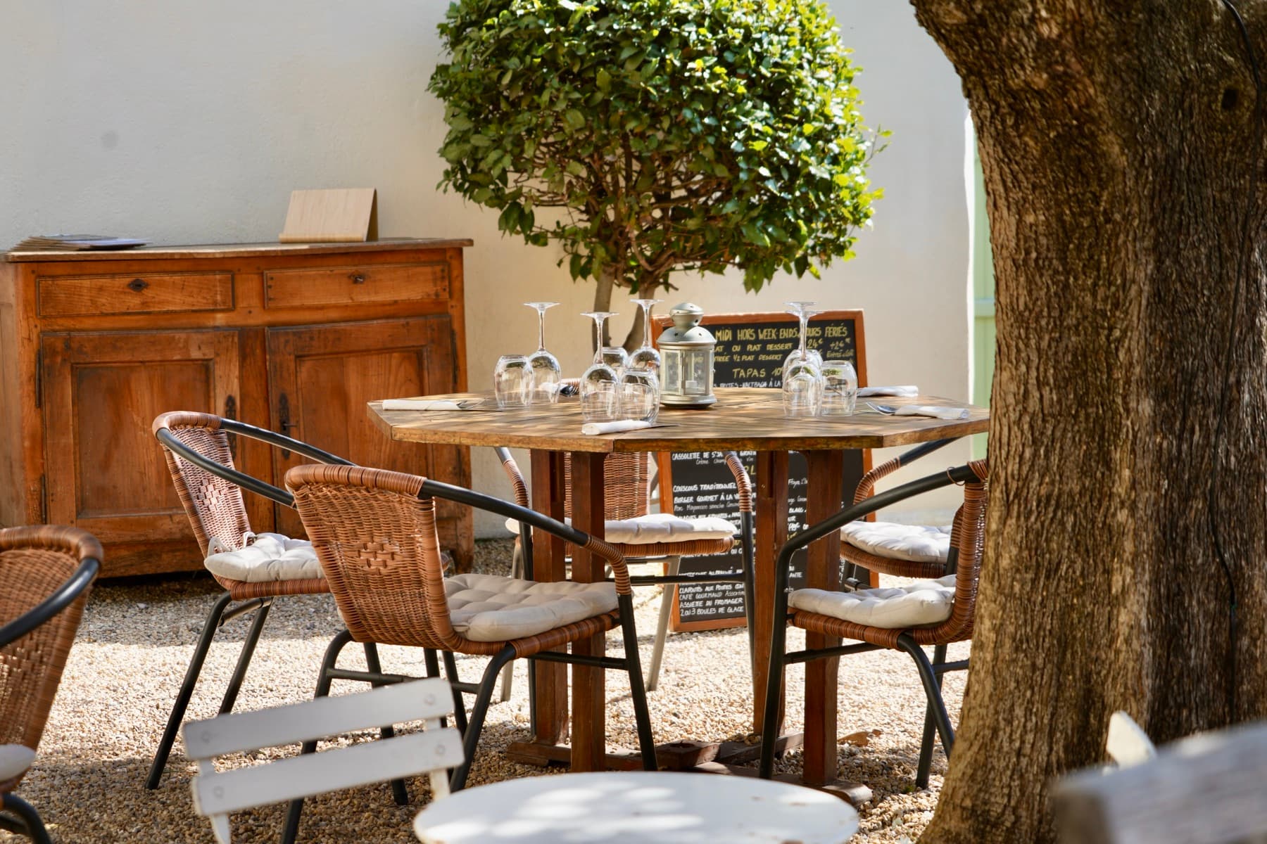 Les tables du jardin dressées près des ardoises du menu